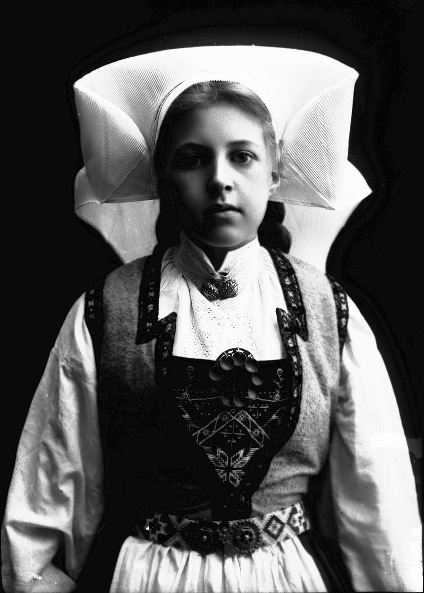 Solveig Lund, Studioportrett av kvinne i drakt og skaut.
