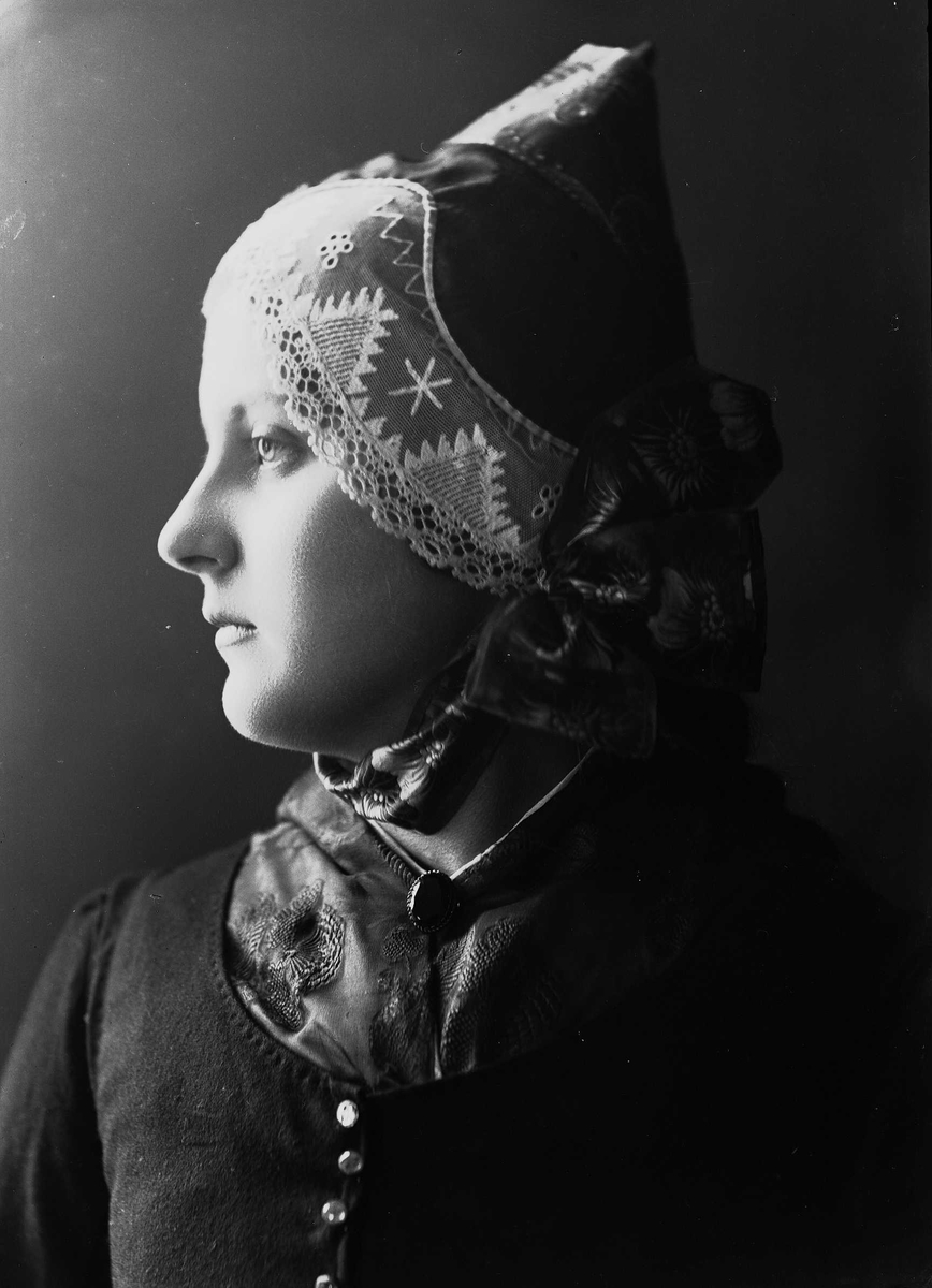 Solveig Lund, Studioportrett av kvinne i drakt og hodeplagg.