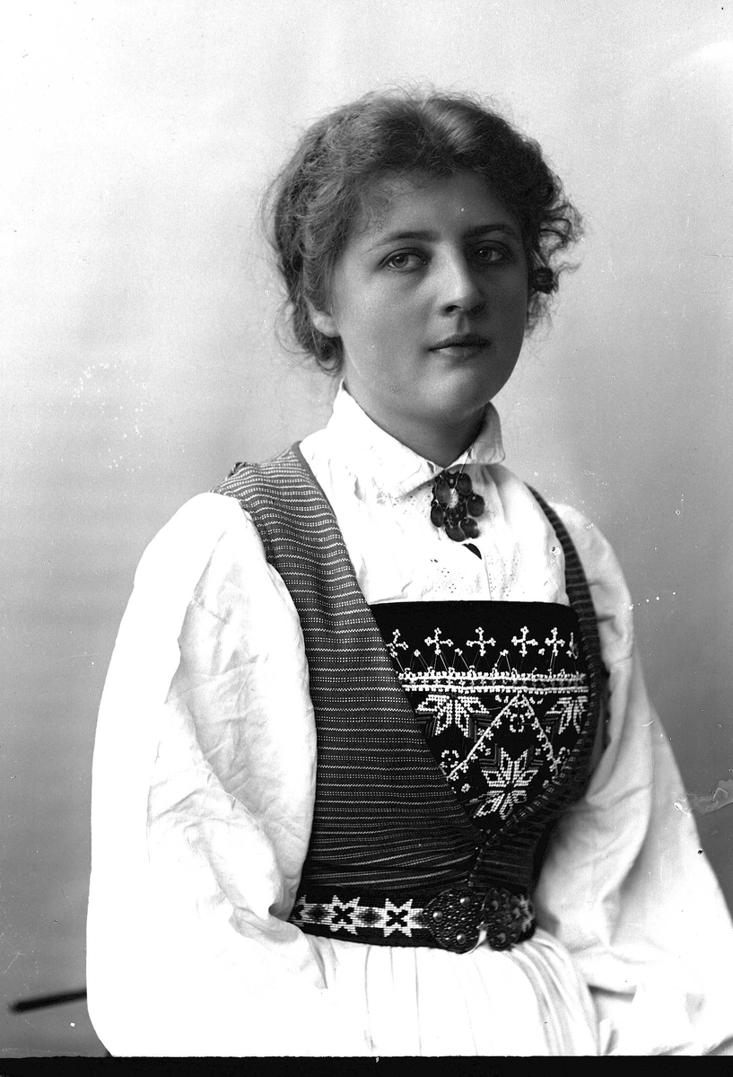 Solveig Lund, Studioportrett av kvinne i drakt og oppsatt hår.
