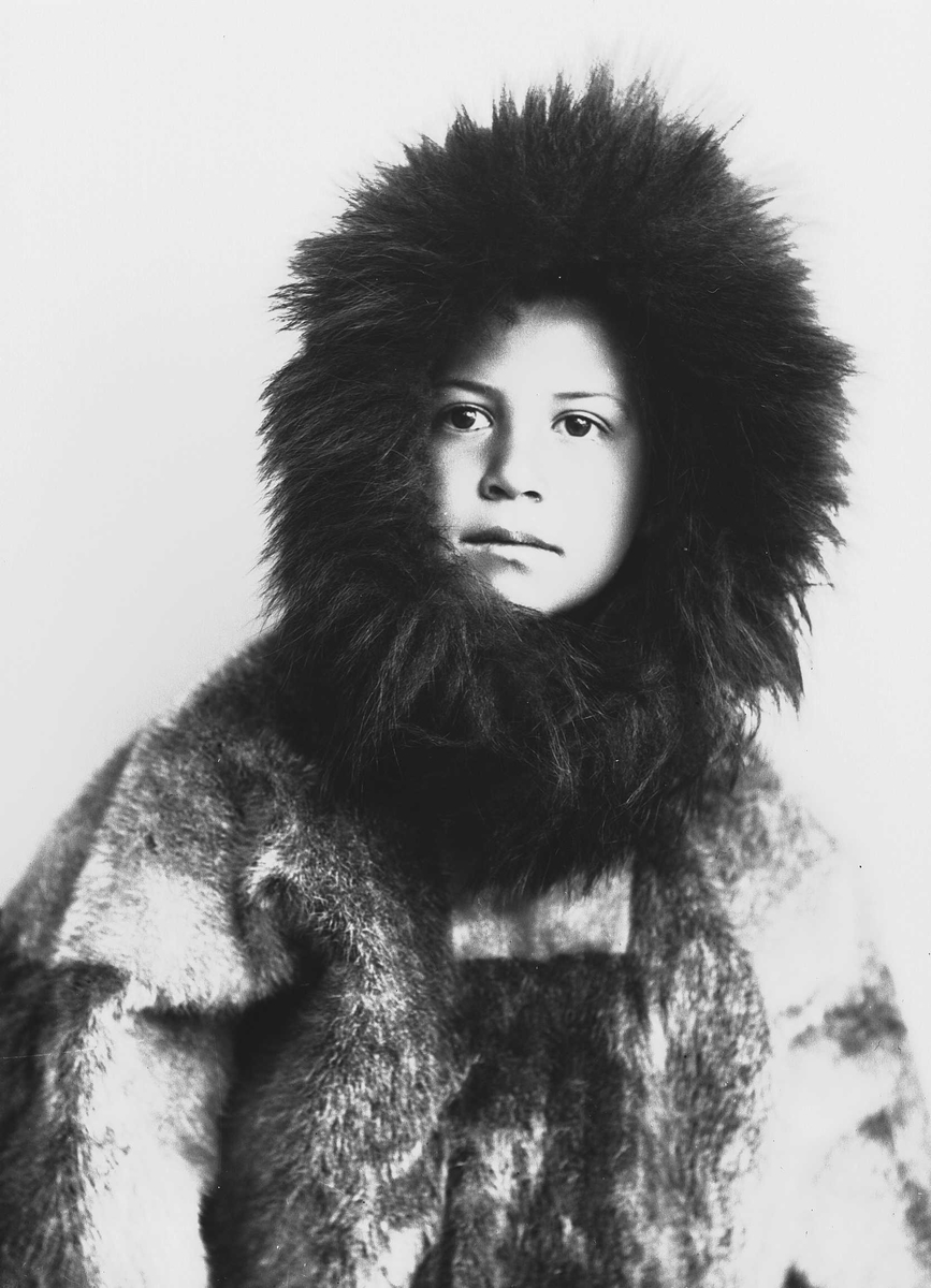 Solveig Lund, Gutt i drakt med pesk og skinnlue.