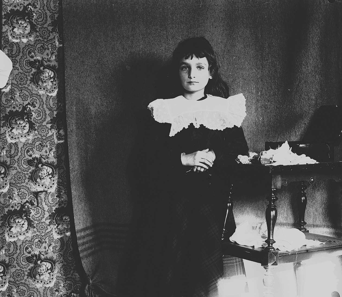 Axel Quinsgaard Wiborg, Karen Q. Wiborg ved et bord, Munkedamsveien 3, Oslo, 1903.
