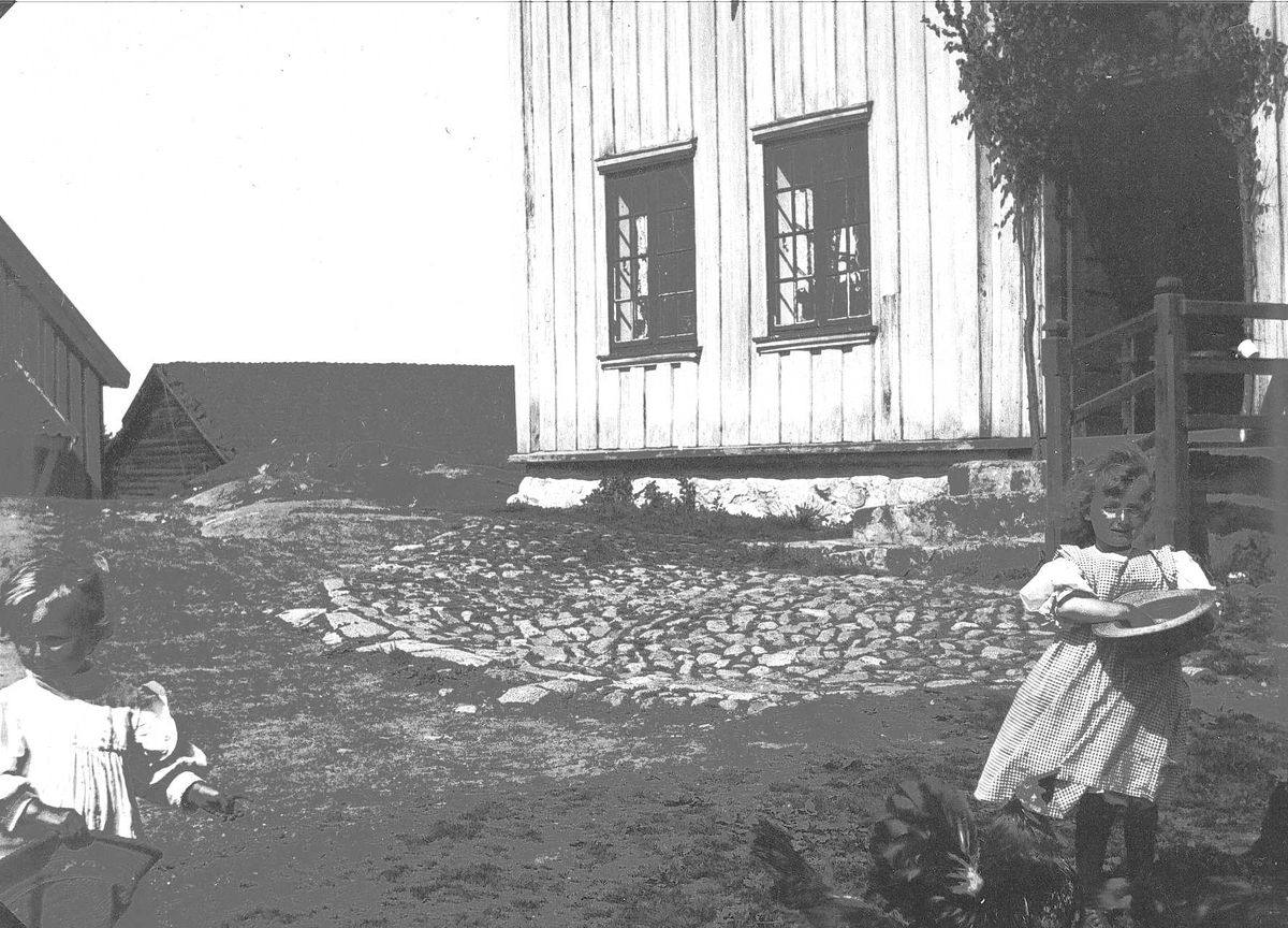 Axel Quinsgaard Wiborg, Karen og Gudrun Q. Wiborg på tunet på Gamle Digerud, Frogn, Akershus, 1899.
