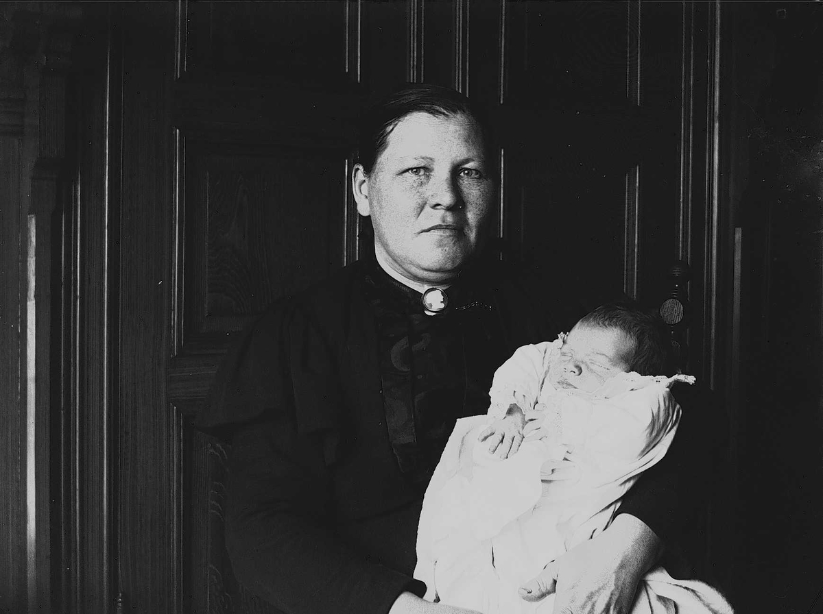 Axel Quinsgaard Wiborg, Kvinne med lite barn, jordmor Madame Thorstensen med lillebror Axel Q. Wiborg 1899.