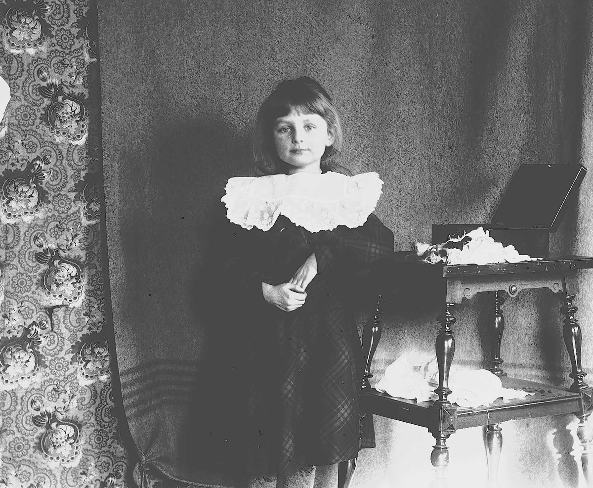Axel Quinsgaard Wiborg, Gudrun Q. Wiborg ved siden av et bord, Munkedamsveien 3, 1903.