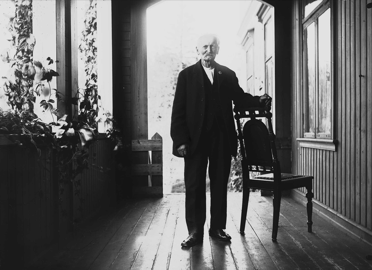 Axel Quinsgaard Wiborg, Simon Andreas, "onkel Simon". Gammel mann på veranda.