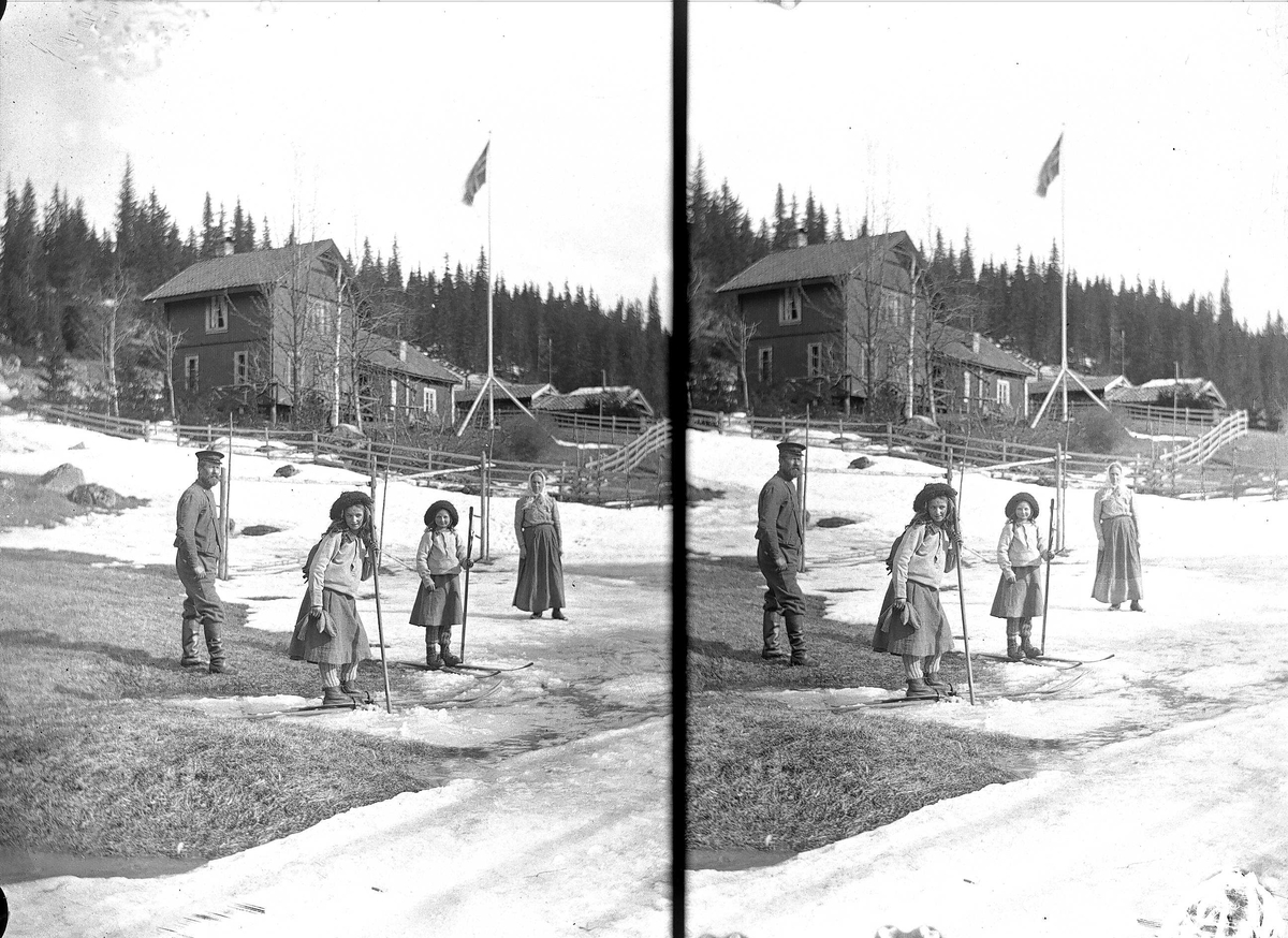 Axel Quinsgaard Wiborg, Huset på Holoa seter, Hadeland, april 1906, senvinter. Gudrun og Karen Q. Wiborg med ski. Gulbrand og Lisa.