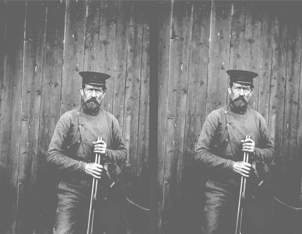 Axel Quinsgaard Wiborg, Portrett av Gulbrand med hund og hagle på Holoa seter, Hadeland, Jevnaker, Oppland, 1906.