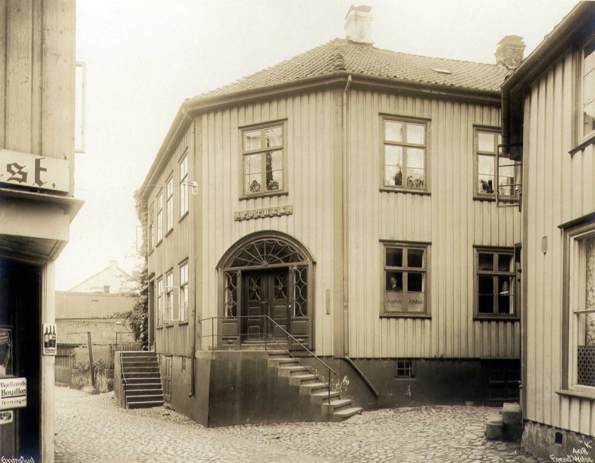 Anders Beer Wilse, Gateparti med apotek , Grimstad, Aust-Agder.