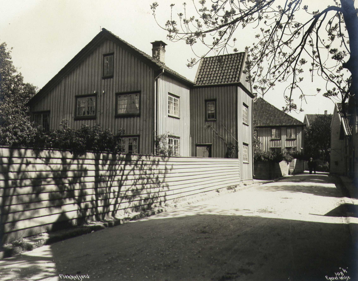 Anders Beer Wilse, Gateparti med fru Thea Beers hus, Flekkefjord, Vest-Agder. Fotografert 1912.