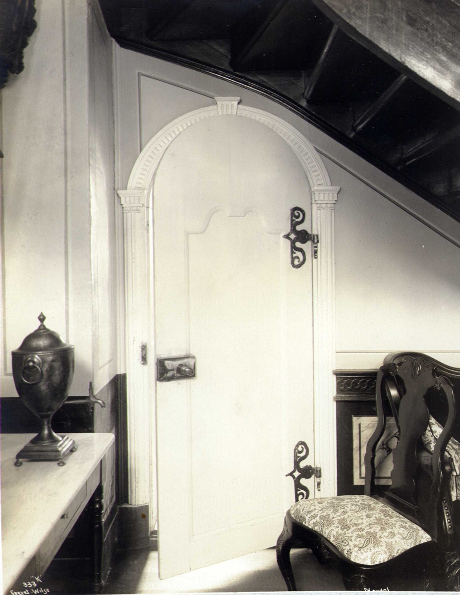 Anders Beer Wilse, Interiør med dør, Halse, Mandal, Vest-Agder. Fotografert 1912. Konsul Bugges villa.