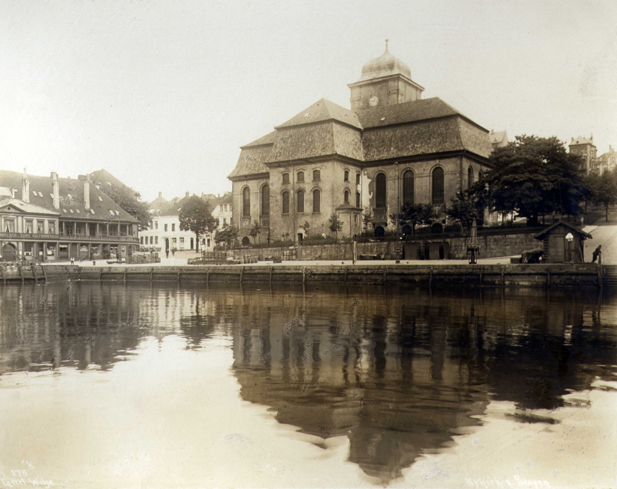Anders Beer Wilse, Nykirken sett fra havnen, Bergen, Hordaland. Fotografet 1912.