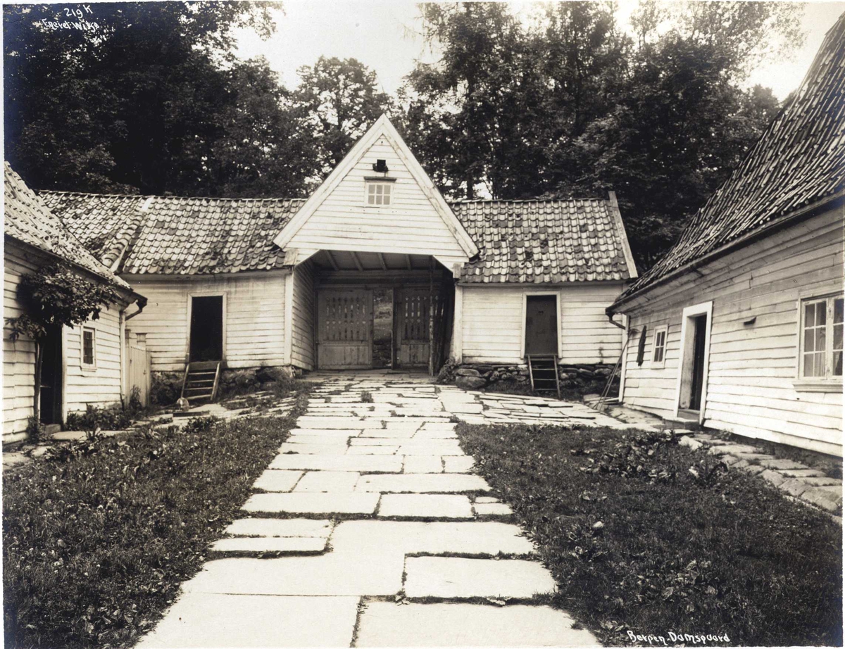 Anders Beer Wilse, Bakgården, Damsgård hovedgård, Bergen, Hordaland. Fotografert 1912.