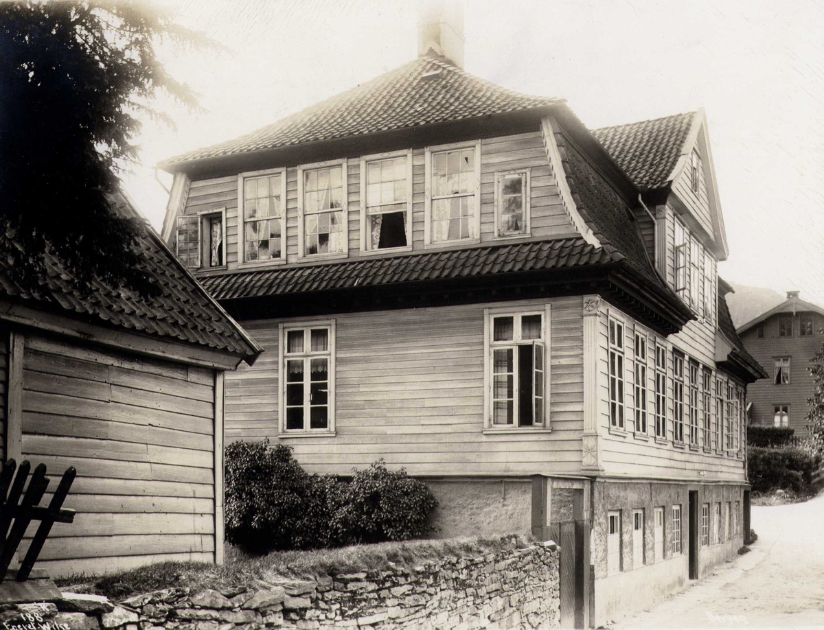Anders Beer Wilse, Trehus, Bergen, Hordaland. Fotografert 1912.