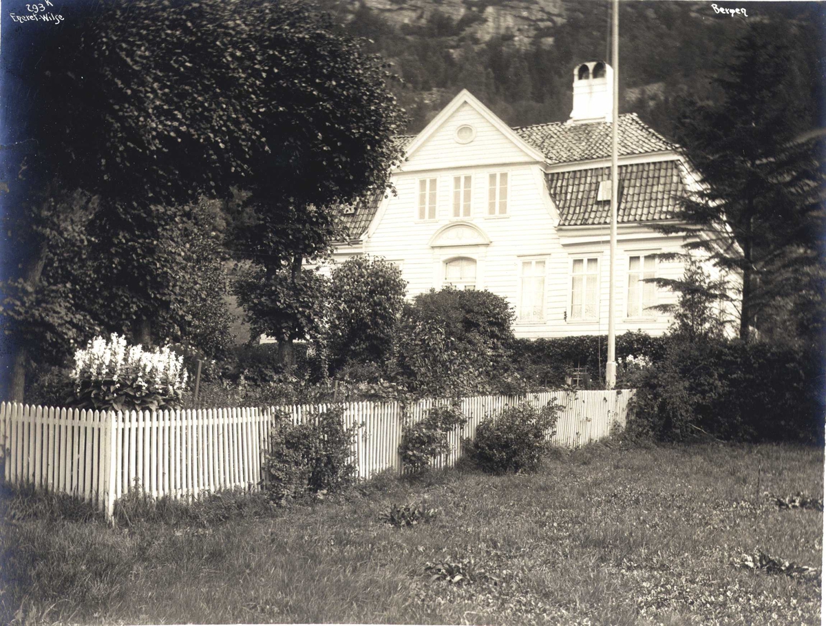 Anders Beer Wilse, Villa med hage, Sandviken, Bergen, Hordaland. Fotografert 1912.