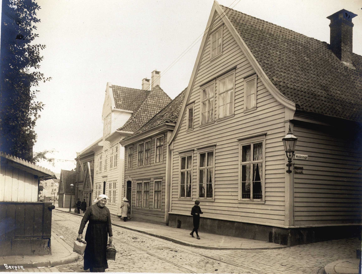 Anders Beer Wilse, Gateparti med trehusbebyggelse. Oscars gate, Bergen, Hordaland. Fotografert 1912.