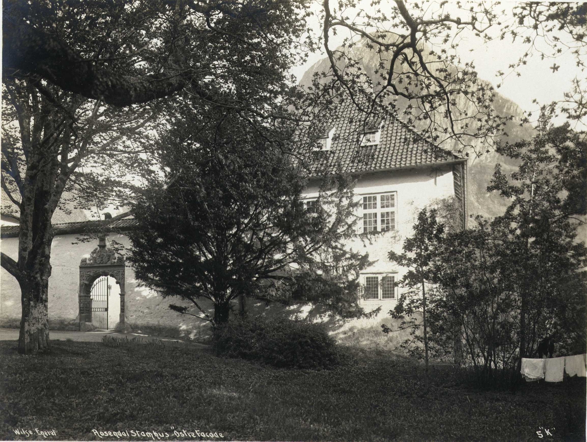 Anders Beer Wilse, Fasade mot øst og port til borggård, Baroniet Rosendal, Kvinnherad, Hordaland. Fotografert 1912.