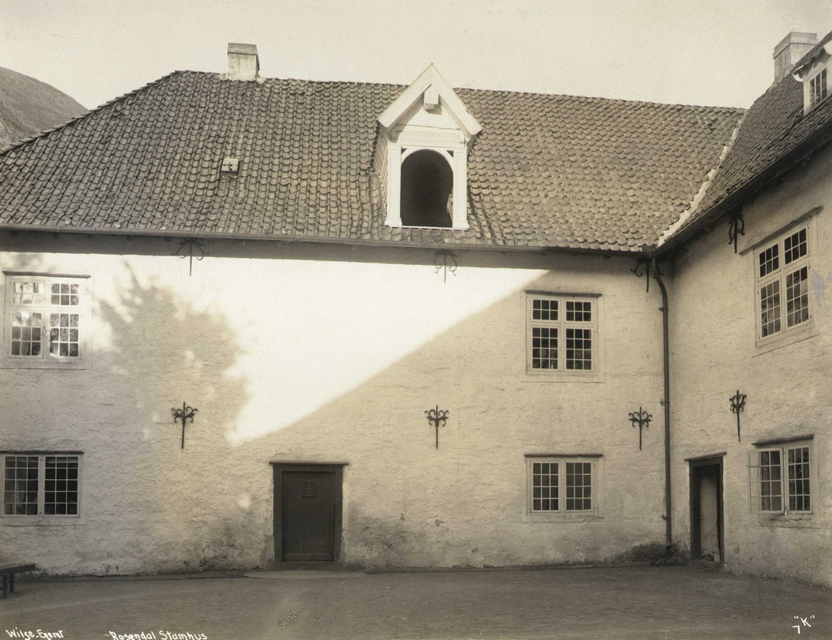 Anders Beer Wilse, Gårdsplass, Baroniet Rosendal, Kvinnherad, Hordaland. Fotografert 1912.