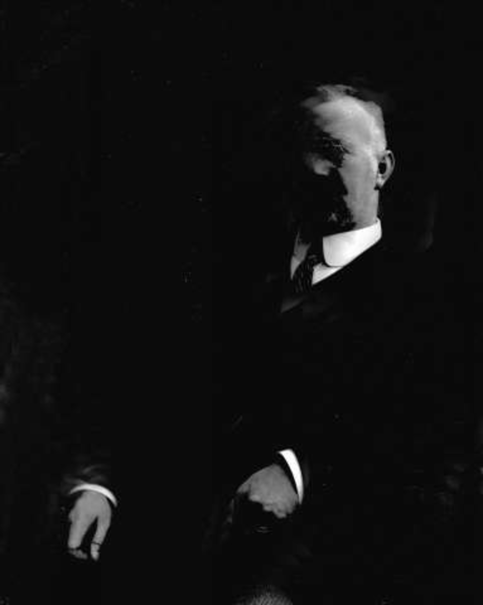 Gustav Borgen, Portrett, mann i mørk dress. Direktør Getz.