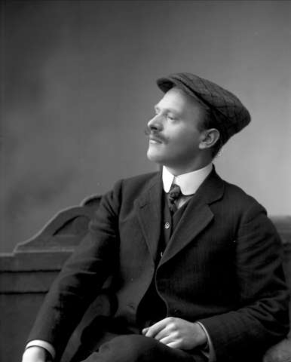 Gustav Borgen, Portrett, mann med dress og lue. Herr kontorsjef Mørck.