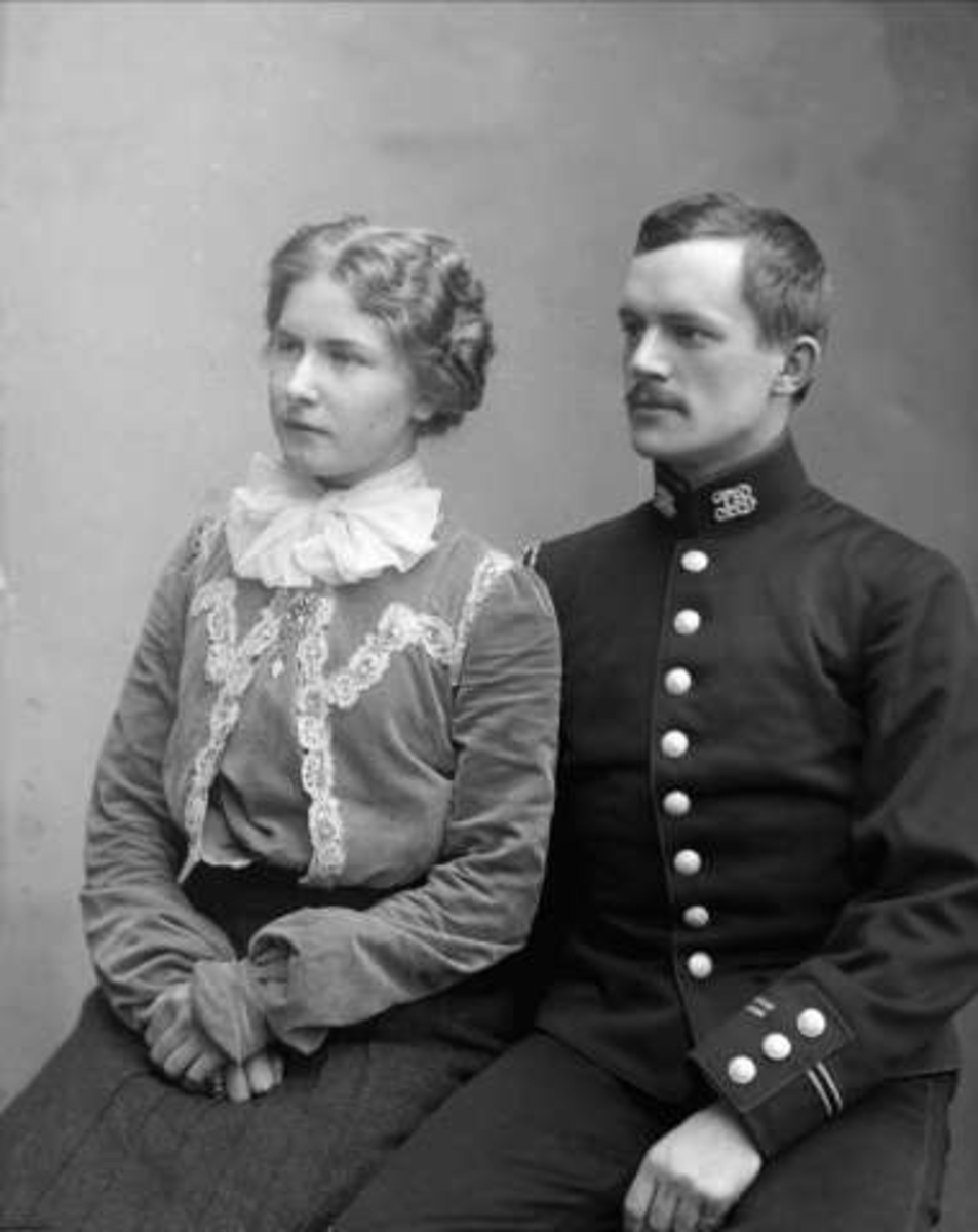 Gustav Borgen, Gruppeportrett, ektepar, hun i lys drakt, han i uniform som løytnant. Løytnant A. Andersen.