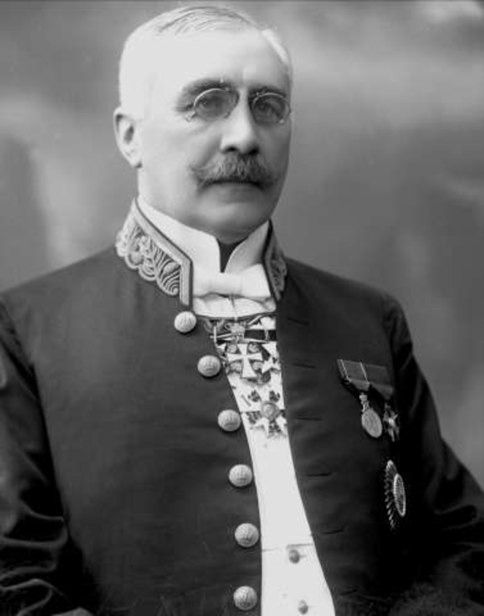 Gustav Borgen, Portrett, kammerherre Knagenhjelm i sin uniform som ekspedisjonssjef.