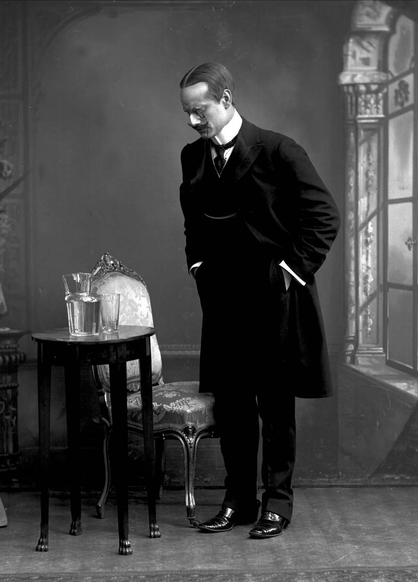 Gustav Borgen, Portrett, skuespiller Dienesen, mann ved bord med vannglass og mugge.
