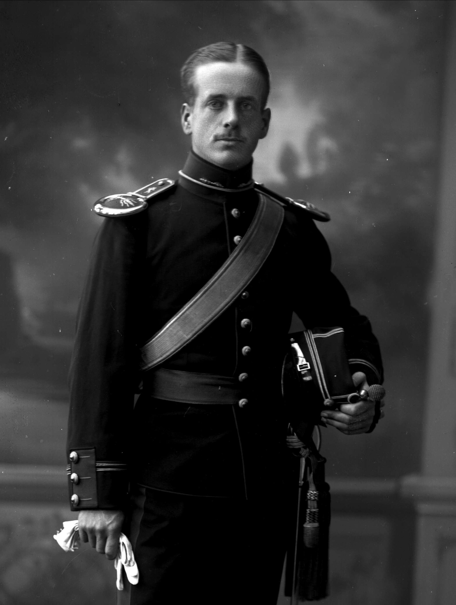 Gustav Borgen, Portrett, Olaf T Klingenberg i uniform som løytnant.