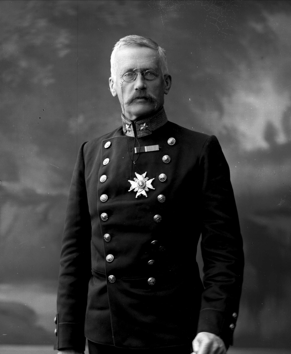 Gustav Borgen, Portrett, Trygve Olavsøn Klingenberg (1842-1932), i uniform som generalmajor som reglementert fra 1899.