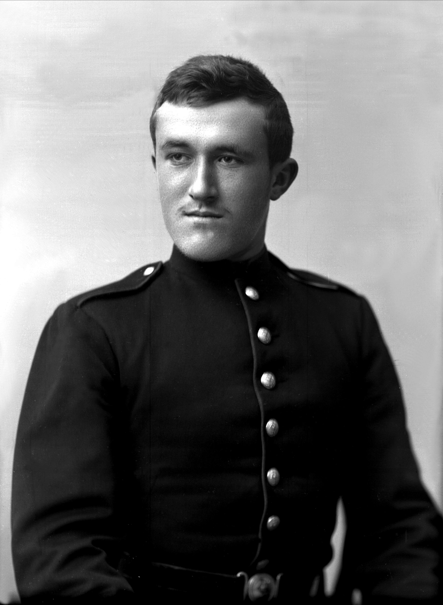 Gustav Borgen, Portrett, mann i kadettuniform.