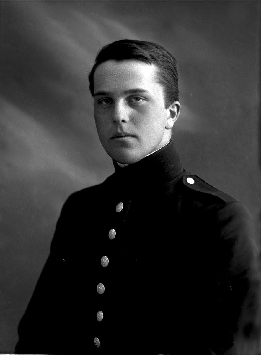 Gustav Borgen, Portrett, mann i kadettuniform.