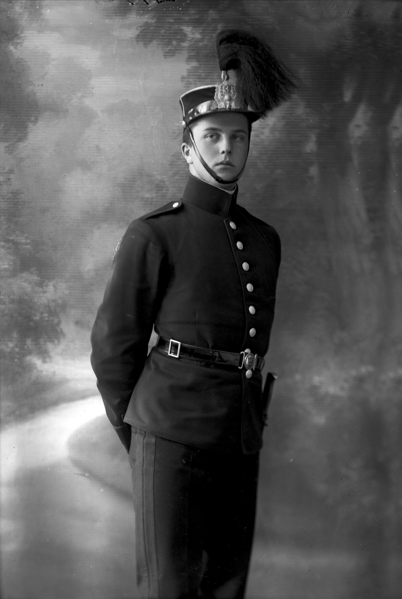 Gustav Borgen, Portrett, mann i kadettuniform.