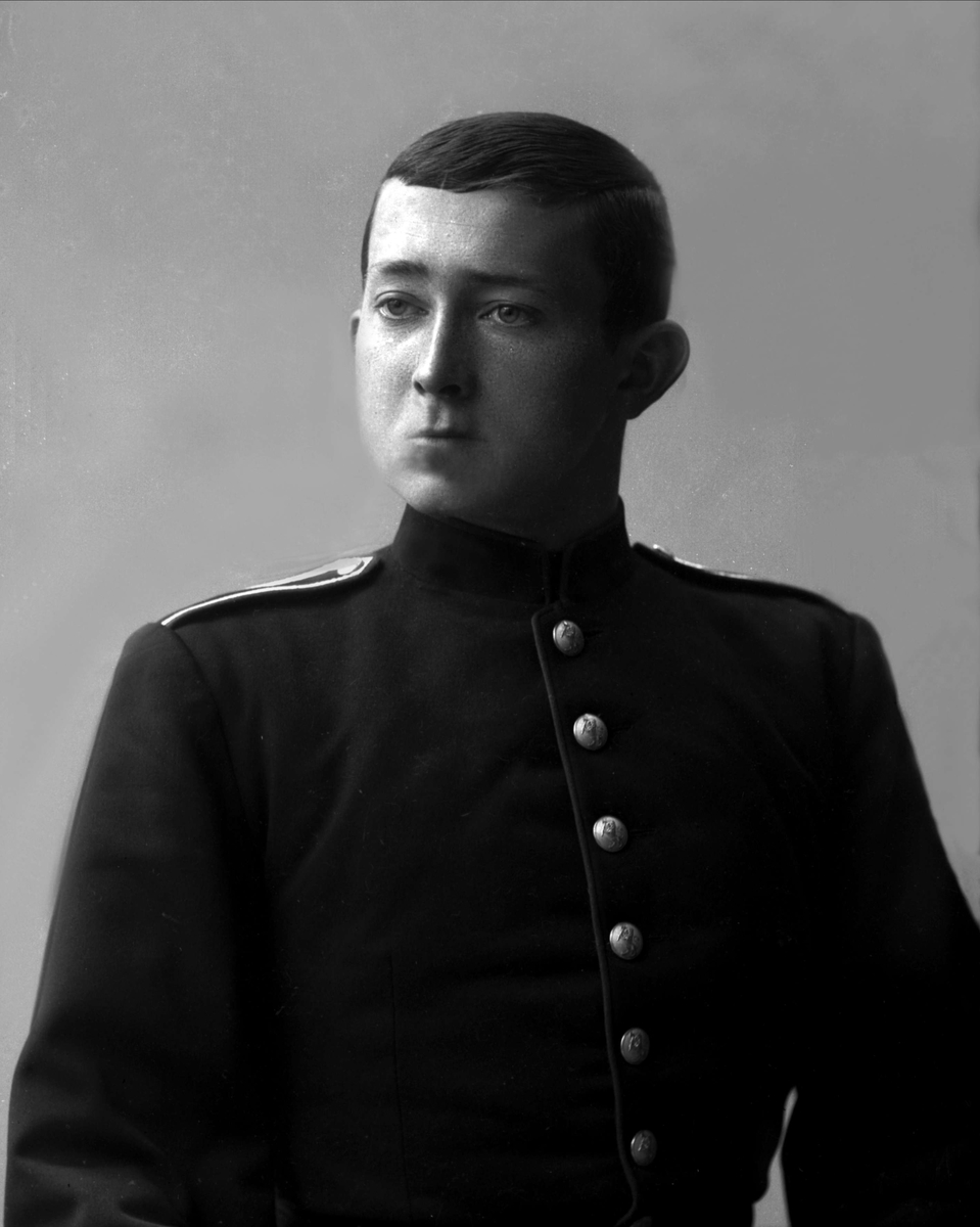 Gustav Borgen, Portrett, mann i kadettuniform.