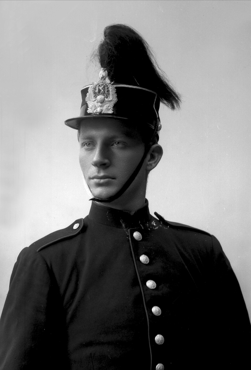 Gustav Borgen, Portrett, mann i kadettuniform.