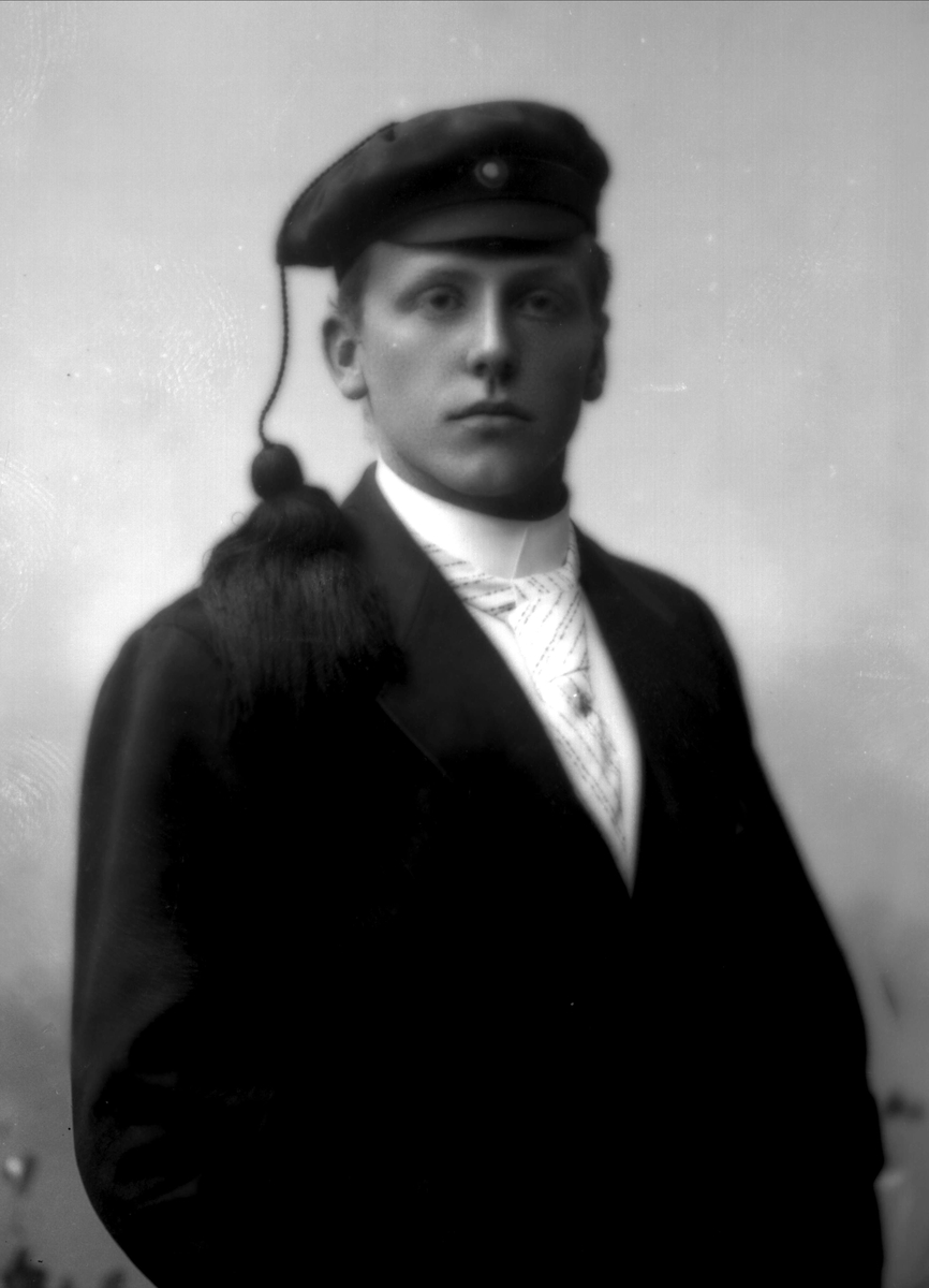Gustav Borgen, Portrett, mann med studentlue. Student Saxe.
