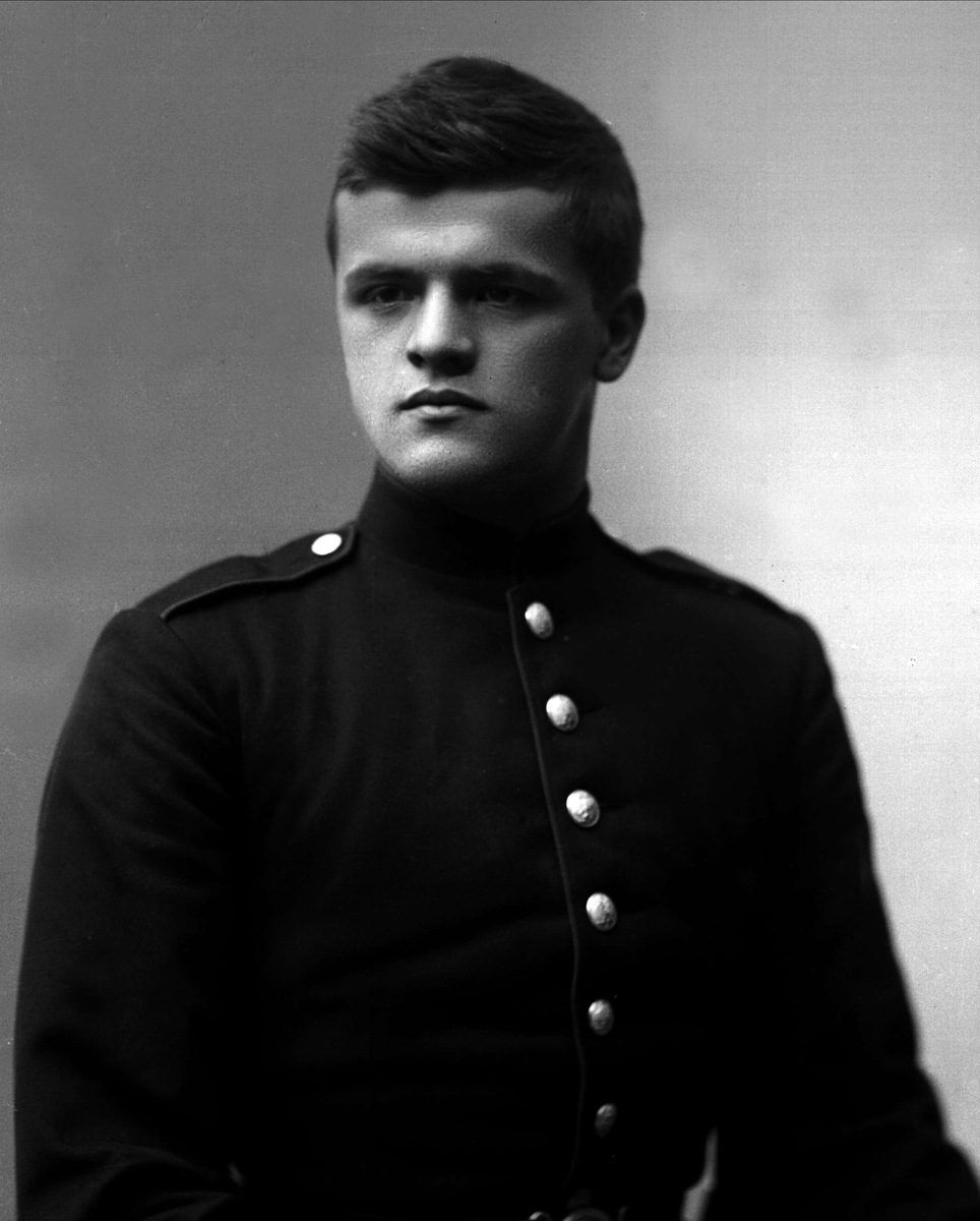 Gustav Borgen, Portrett, mann i kadettuniform.