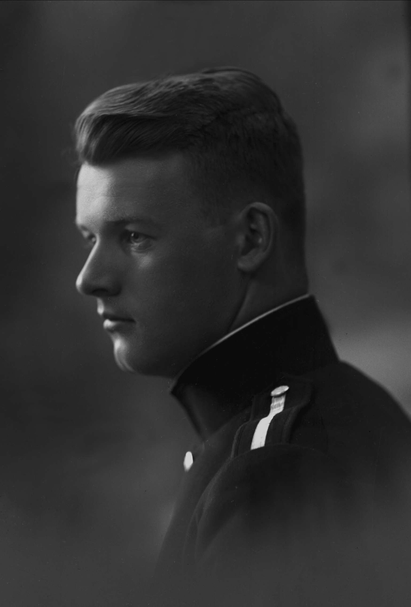 Gustav Borgen, Portrett, mann i kadettuniform.