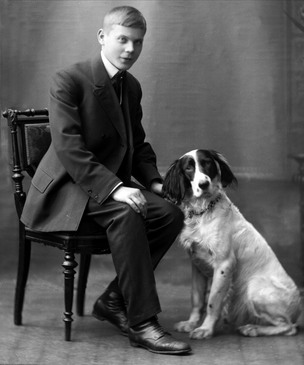 Gustav Borgen, Portrett, en ung mann og hans hund.