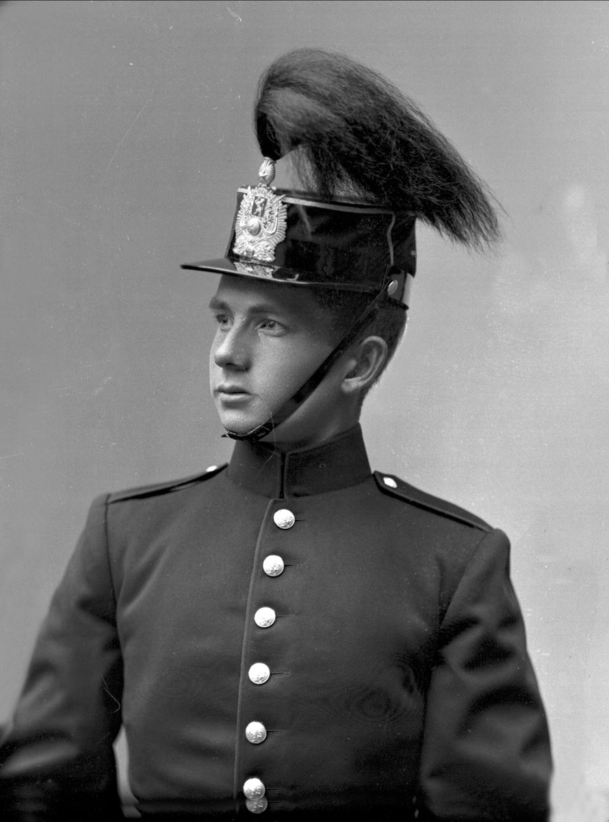 Gustav Borgen, Portrett, mann i kadettuniform.