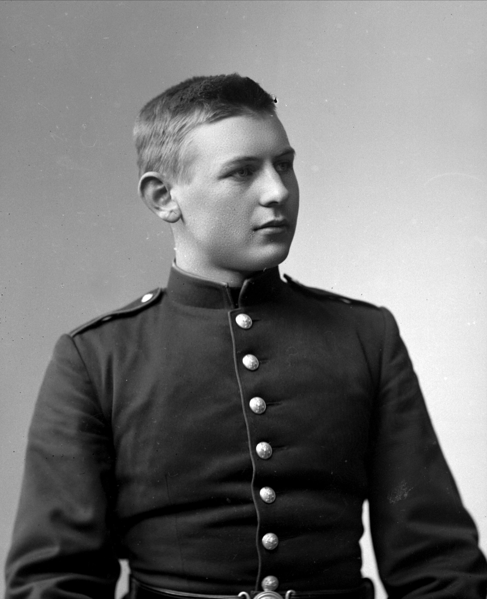 Gustav Borgen, Portrett, mann i kadettuniform.