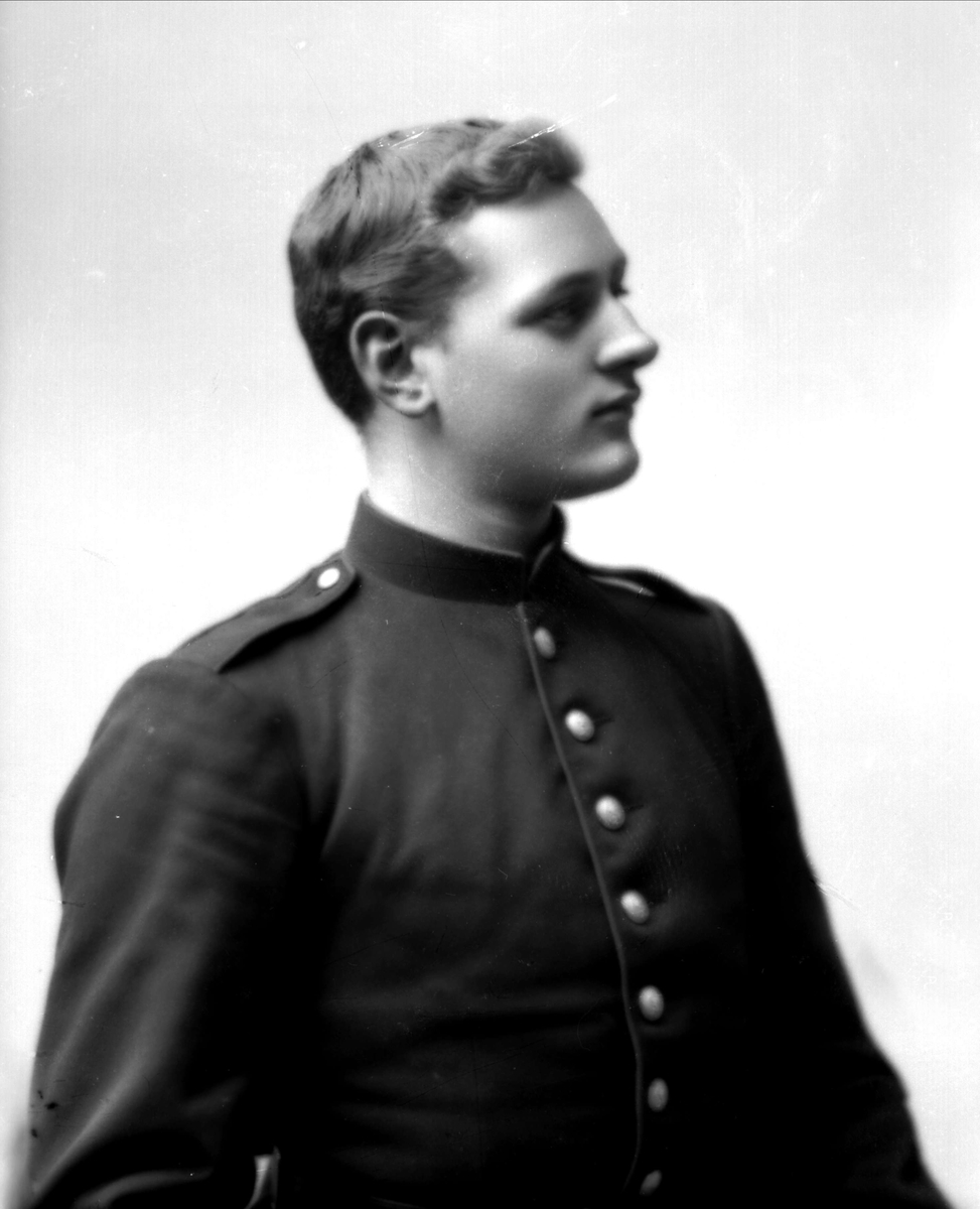 Gustav Borgen, Portrett, mann i kadettuniform.