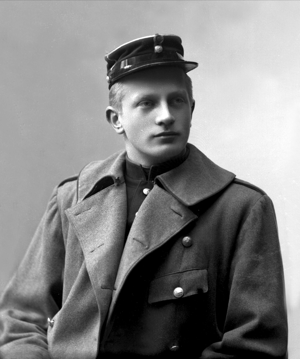 Gustav Borgen, Portrett, mann i kadettuniform.