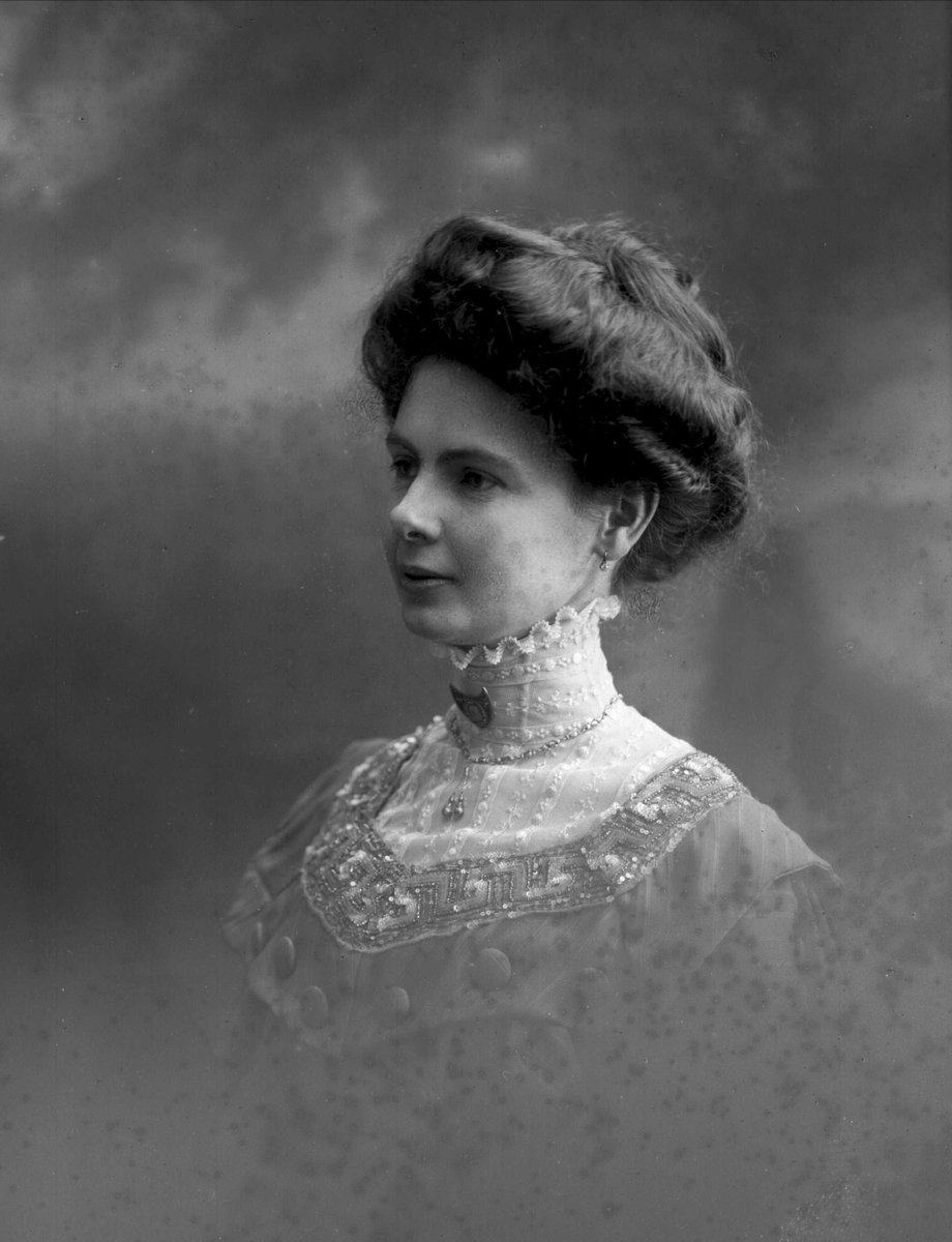 Gustav Borgen, Portrett av ung kvinne i lys blomsterkjole (Betzy Sørensen?).
