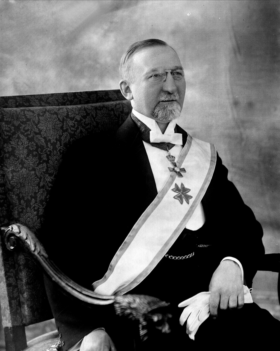 Gustav Borgen, Portrett, mann med ordensbånd og medaljer. Møystad.