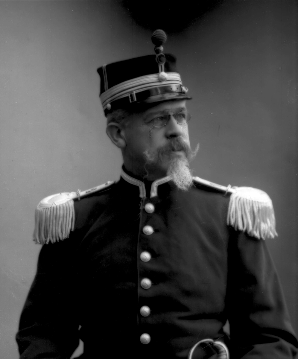 Gustav Borgen, Portrett, Fredrik Meltzer Brun (født 1848), i uniform som oberstløytnant ved infanteriet som reglementert fra 1894 til 1910.