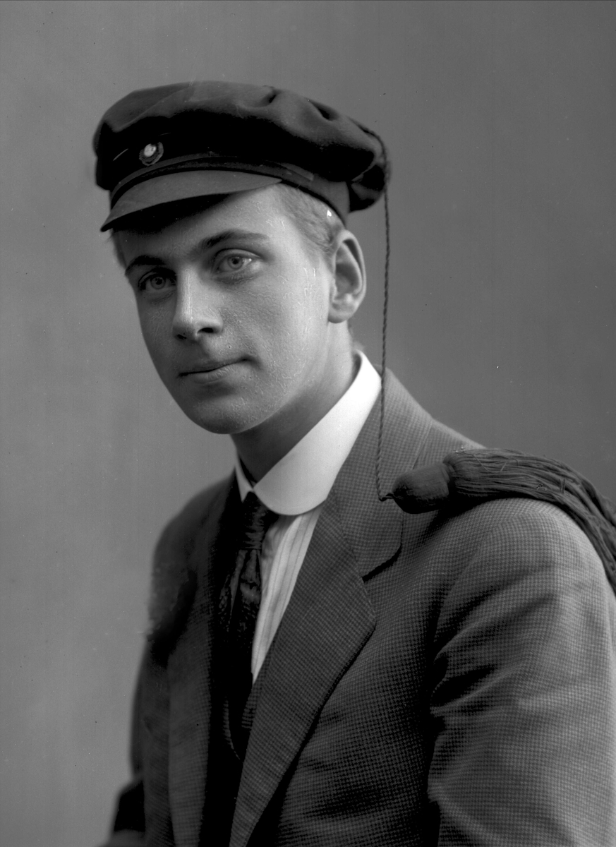Gustav Borgen, Portrett, mann med studentlue. Student Aage Dammann.