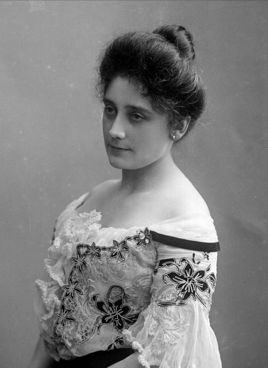 Gustav Borgen, Portrett av Barbra Knagenhjelm, født Ihlen. Gift med Arthur Knagenhjelm 21. september 1895 .