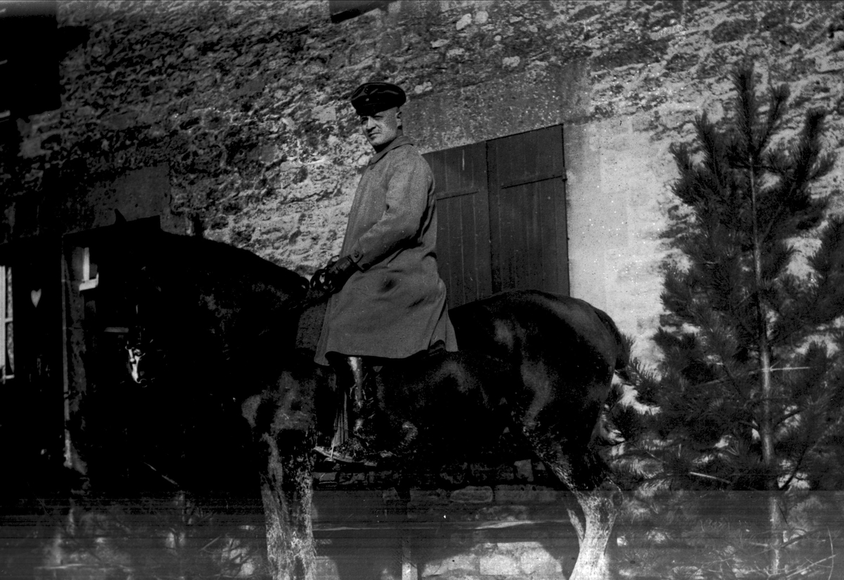 Gustav Borgen, Avfotografering. Mann i uniform på hesteryggen. Avfotografering.