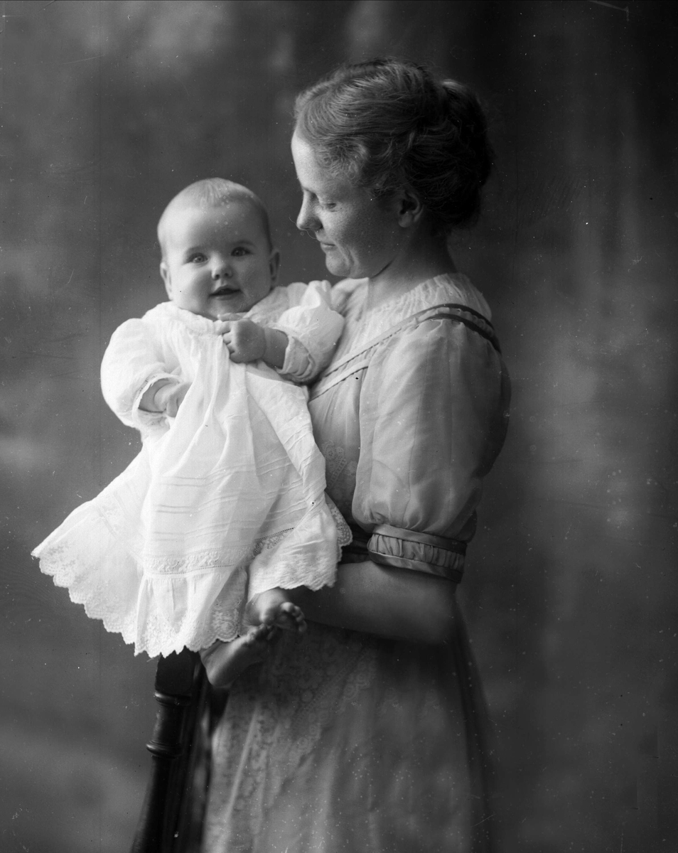 Gustav Borgen, Thomine Charlotte Laache med sin datter Inger på armen. Mor og barn