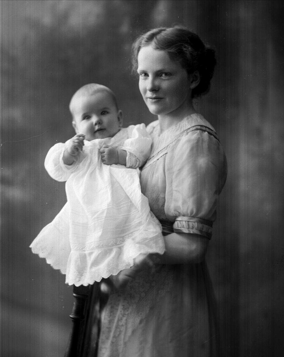 Gustav Borgen, Thomine Charlotte Laache med datteren Inger på armen. Mor og datter.