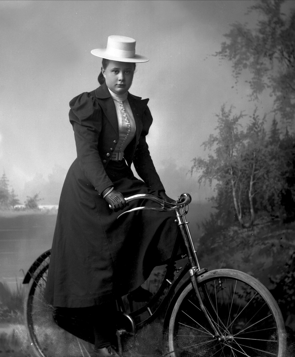 Gustav Borgen, Portrett, kvinne på sykkel, en bicykle. Frk Sæmb.